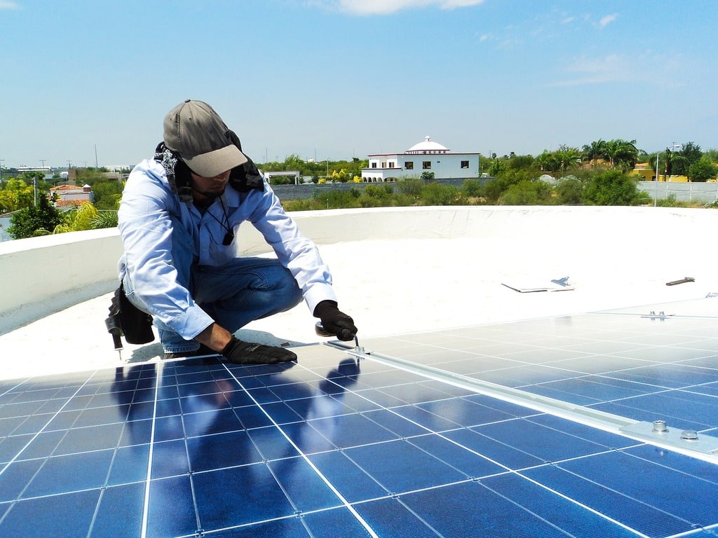 Pourquoi installer des panneaux solaires sur toitures industrielles est rentable